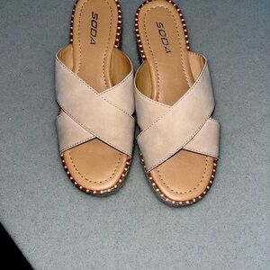 EUC SODA WOMENS PLATFORM SANDALS